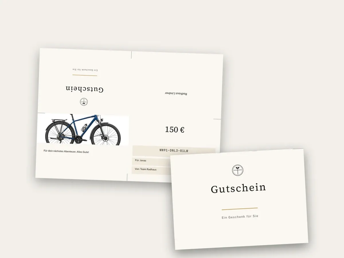 Gedruckter A4-Bogen mit Falzmarken für den Kreuzbruch, davor die fertig gefaltete Karte mit der Titelseite „Gutschein“