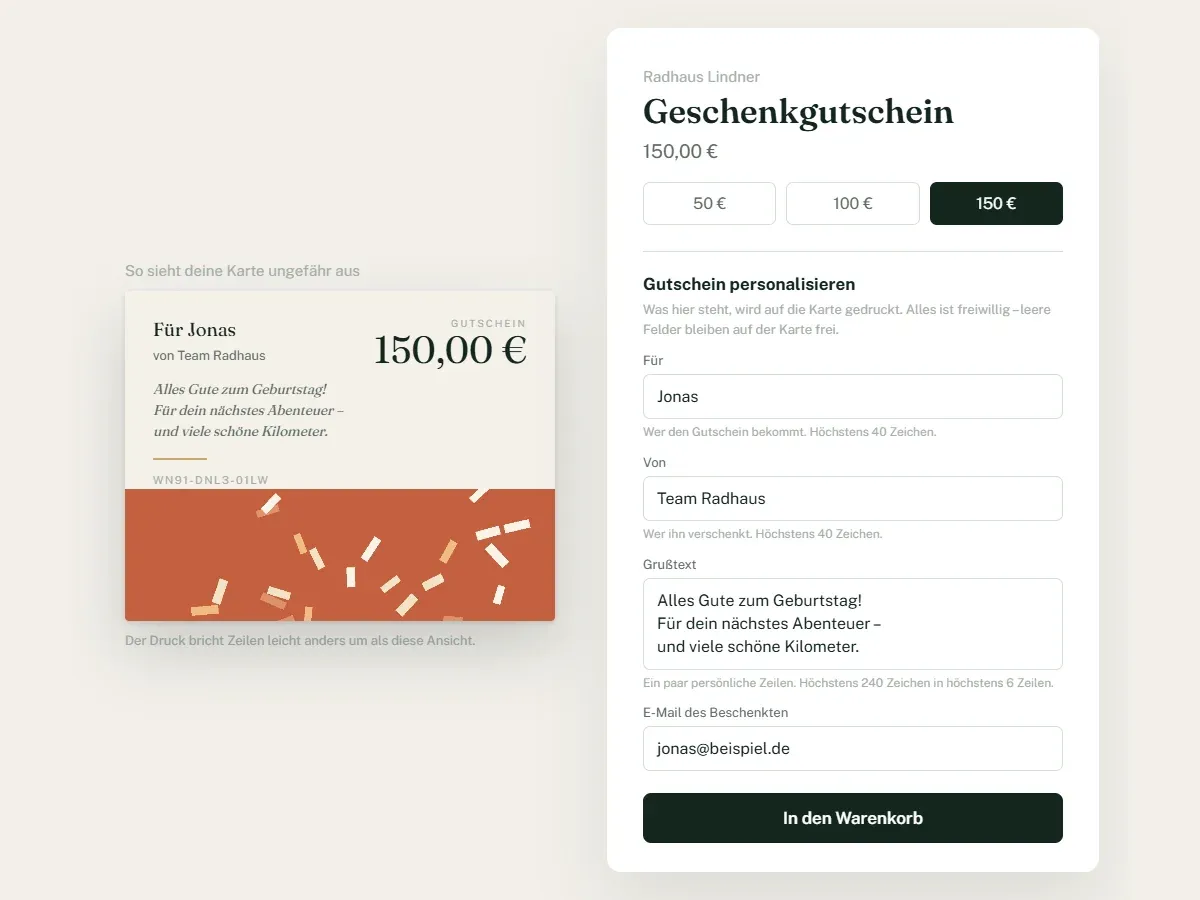 Nachgezeichnete Produktseite eines Shops mit Betragsauswahl und dem Kartuu-Formular für Empfänger, Absender, Grußtext und E-Mail des Beschenkten, daneben die Vorschau der Karte mit den eingetragenen Namen, dem Gruß und dem gewählten Betrag