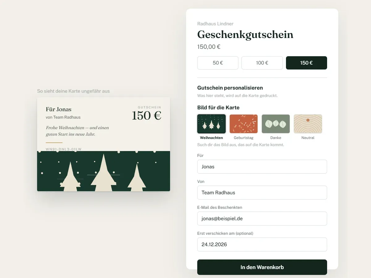 Nachgezeichnete Produktseite eines erfundenen Radhauses: vier Bildkacheln zur Wahl (Weihnachten, Geburtstag, Danke, Neutral), daneben die Vorschau der Gutscheinkarte mit dem gewählten Weihnachtsmotiv